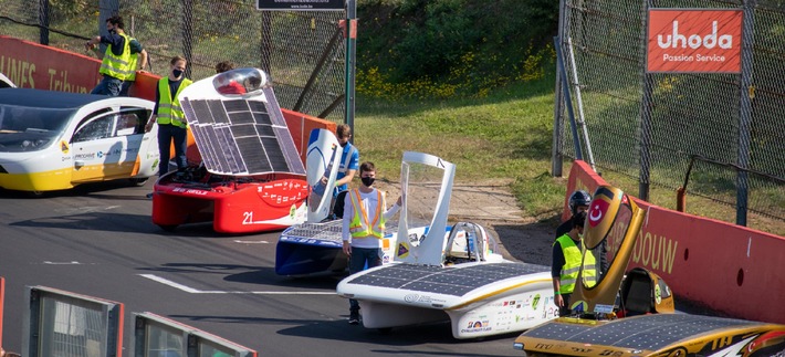 ADAC Stiftung unterstützt Entwicklung u. Einsatz eines solarbetriebenen Rennfahrzeugs Mit Solarstrom-Antrieb quer durch Australien Nachhaltige Technologien für späteren Einsatz in Serienfahrzeugen